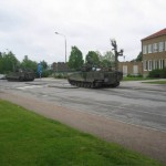 Militärkolonn passerar på Västanväg en tidig sommarmorgon.
