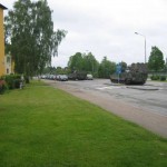 Militärkolonn passerar på Västanväg en tidig sommarmorgon.